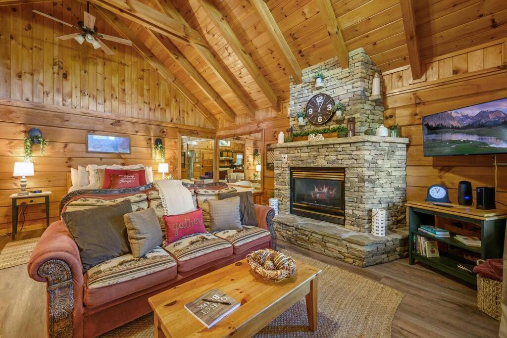 Do Not Disturb - Pigeon Forge Smoky Mountain Studio Cabin, Hot Tub, Fireplace Villa Exterior foto