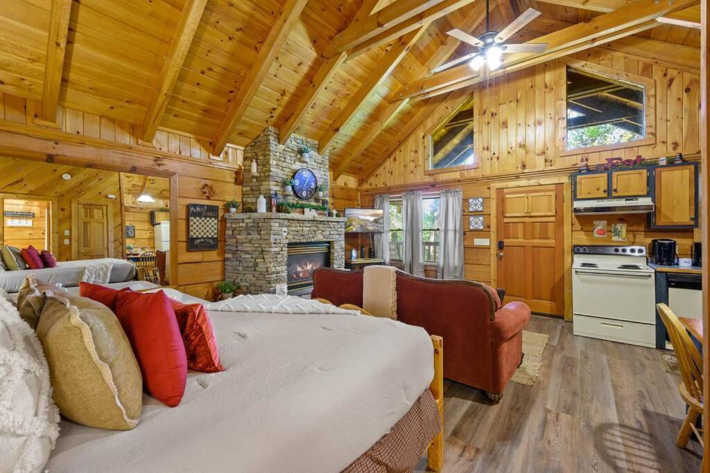 Do Not Disturb - Pigeon Forge Smoky Mountain Studio Cabin, Hot Tub, Fireplace Exterior foto