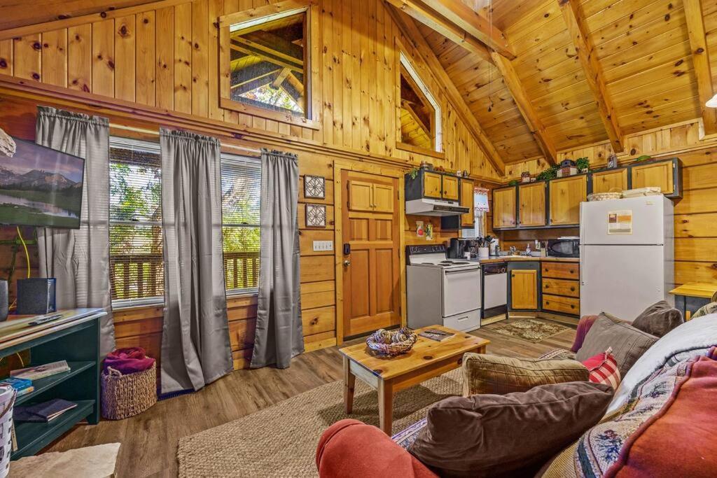 Do Not Disturb - Pigeon Forge Smoky Mountain Studio Cabin, Hot Tub, Fireplace Villa Exterior foto