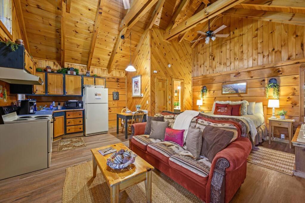 Do Not Disturb - Pigeon Forge Smoky Mountain Studio Cabin, Hot Tub, Fireplace Villa Exterior foto