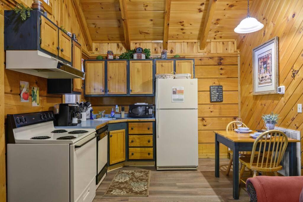 Do Not Disturb - Pigeon Forge Smoky Mountain Studio Cabin, Hot Tub, Fireplace Villa Exterior foto