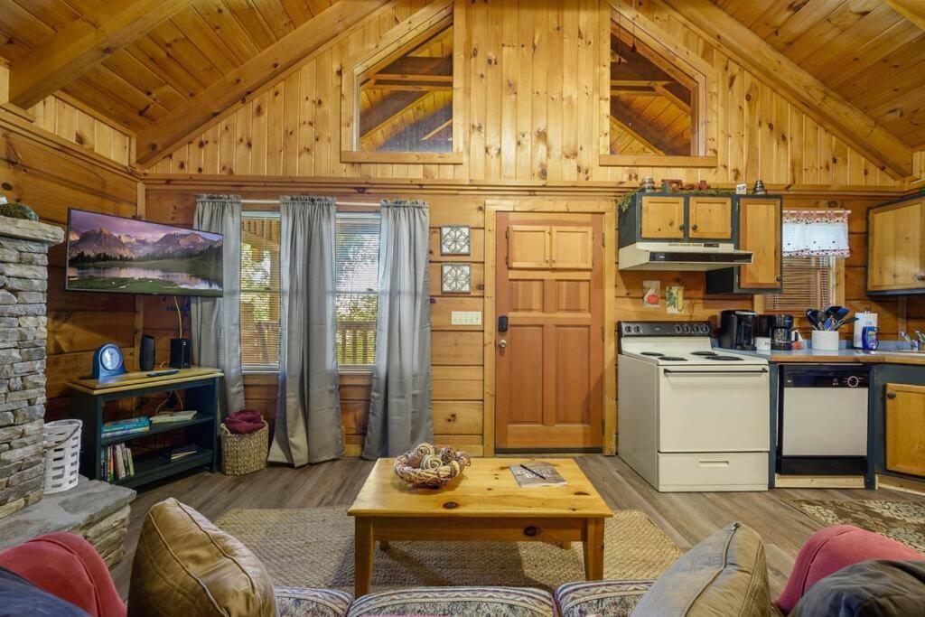 Do Not Disturb - Pigeon Forge Smoky Mountain Studio Cabin, Hot Tub, Fireplace Villa Exterior foto