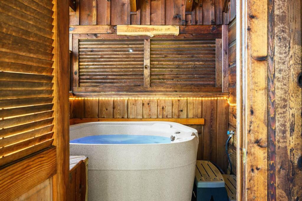 Do Not Disturb - Pigeon Forge Smoky Mountain Studio Cabin, Hot Tub, Fireplace Villa Exterior foto