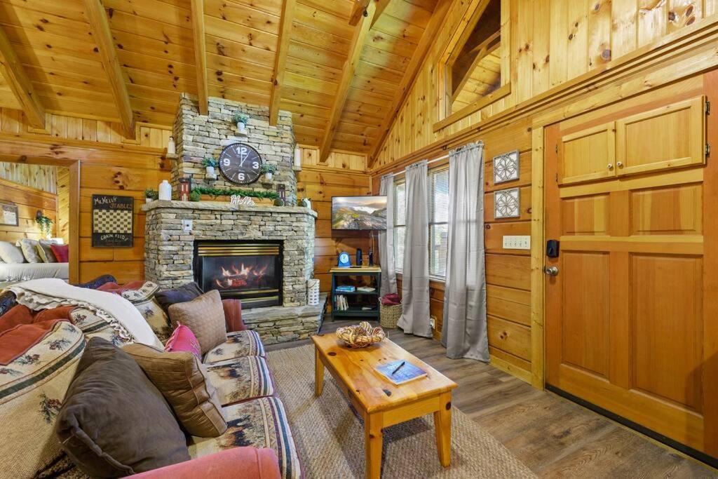 Do Not Disturb - Pigeon Forge Smoky Mountain Studio Cabin, Hot Tub, Fireplace Villa Exterior foto