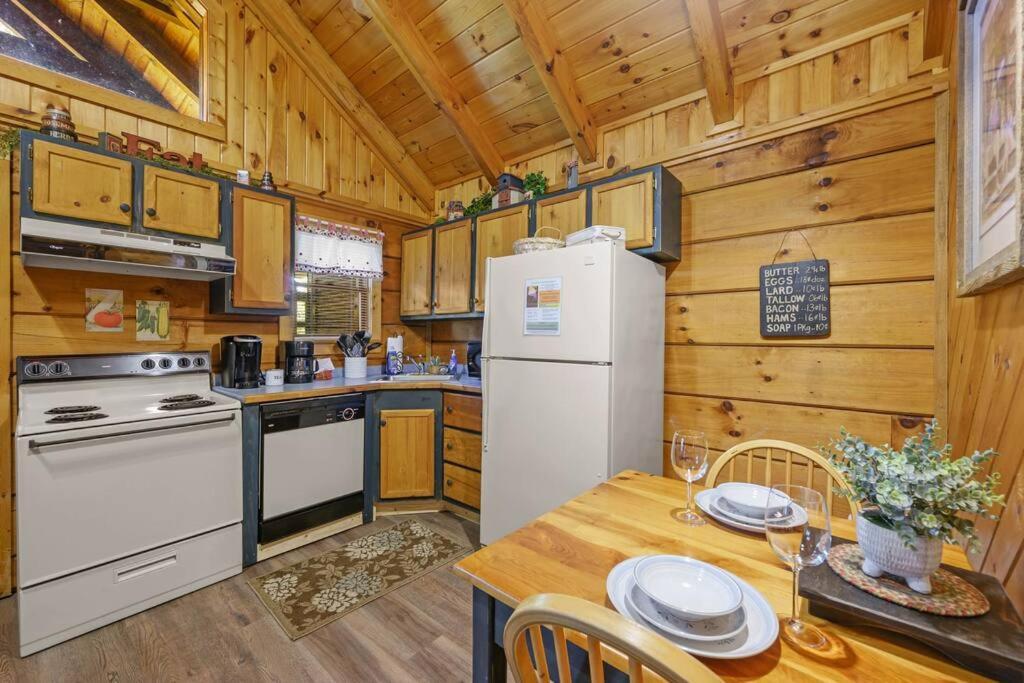 Do Not Disturb - Pigeon Forge Smoky Mountain Studio Cabin, Hot Tub, Fireplace Villa Exterior foto