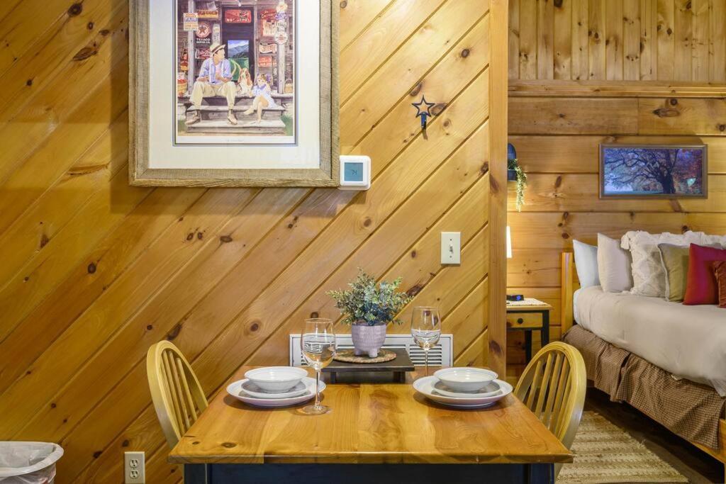 Do Not Disturb - Pigeon Forge Smoky Mountain Studio Cabin, Hot Tub, Fireplace Villa Exterior foto