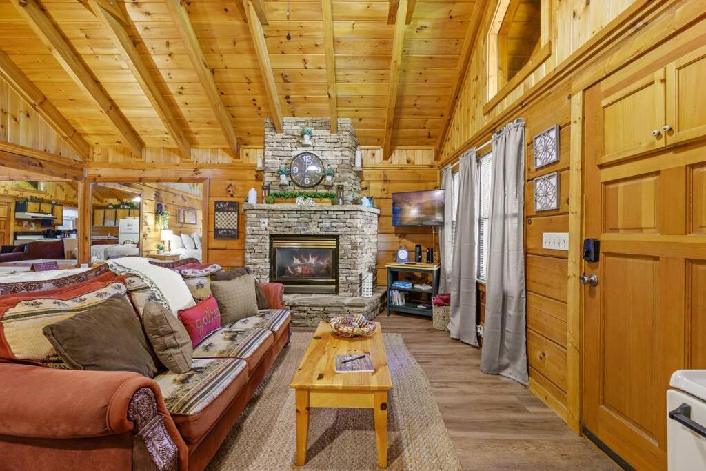 Do Not Disturb - Pigeon Forge Smoky Mountain Studio Cabin, Hot Tub, Fireplace Villa Exterior foto